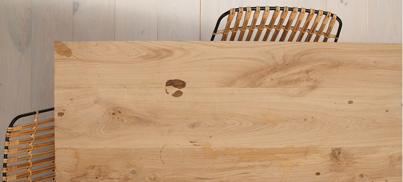 Cómo renovar y proteger tu mesa de madera de interior 