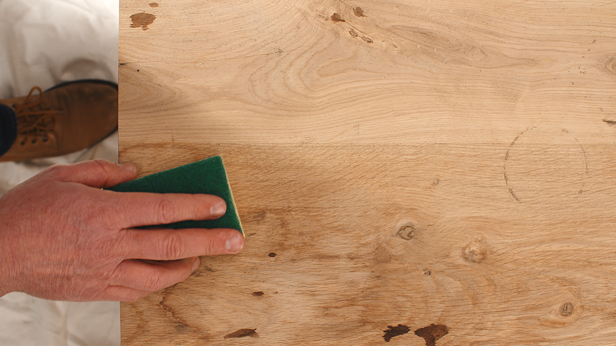 Limpeza de tábua de madeira natural