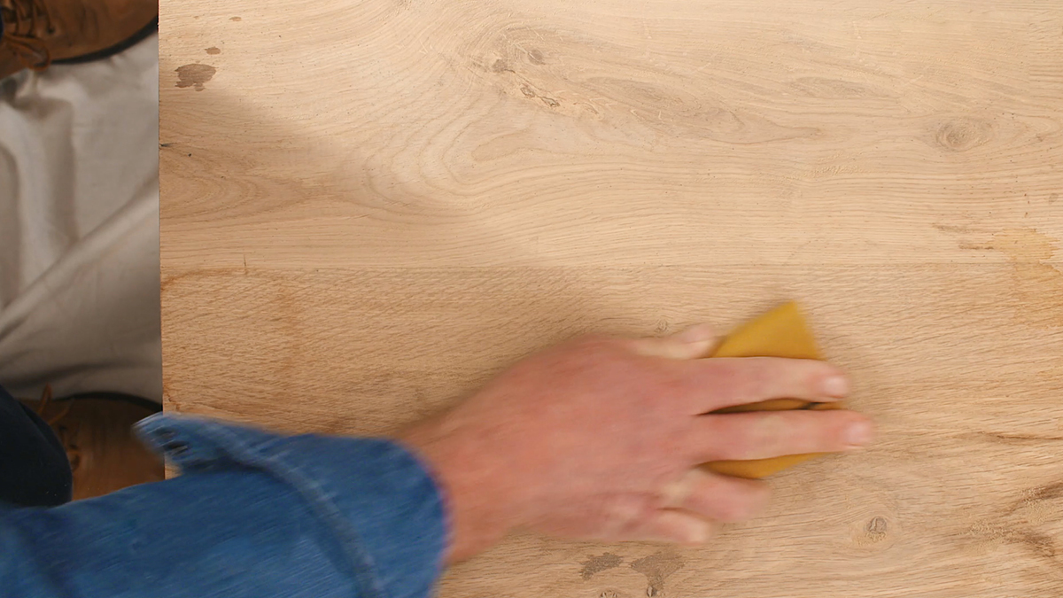 Lixagem de tábua de madeira natural