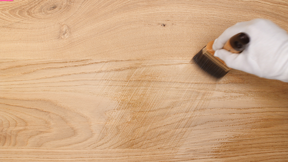 Aplicación de barniz de interior sobre mesa