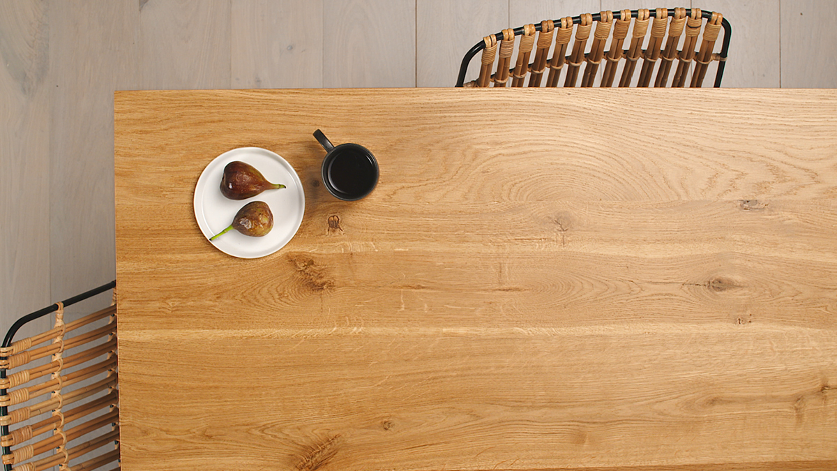 Mesa de madeira recém envernizada