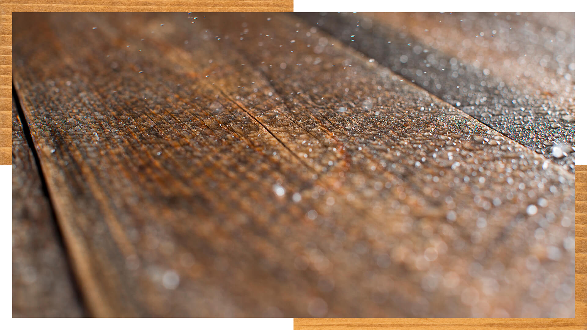 Valla de madera recien pintada