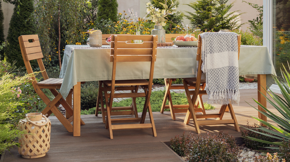 Jardín con  muebles de madera de teca