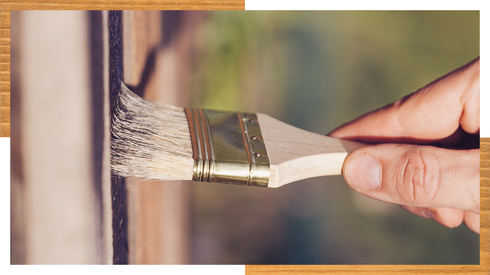 Pincel aplicando spray de madeira