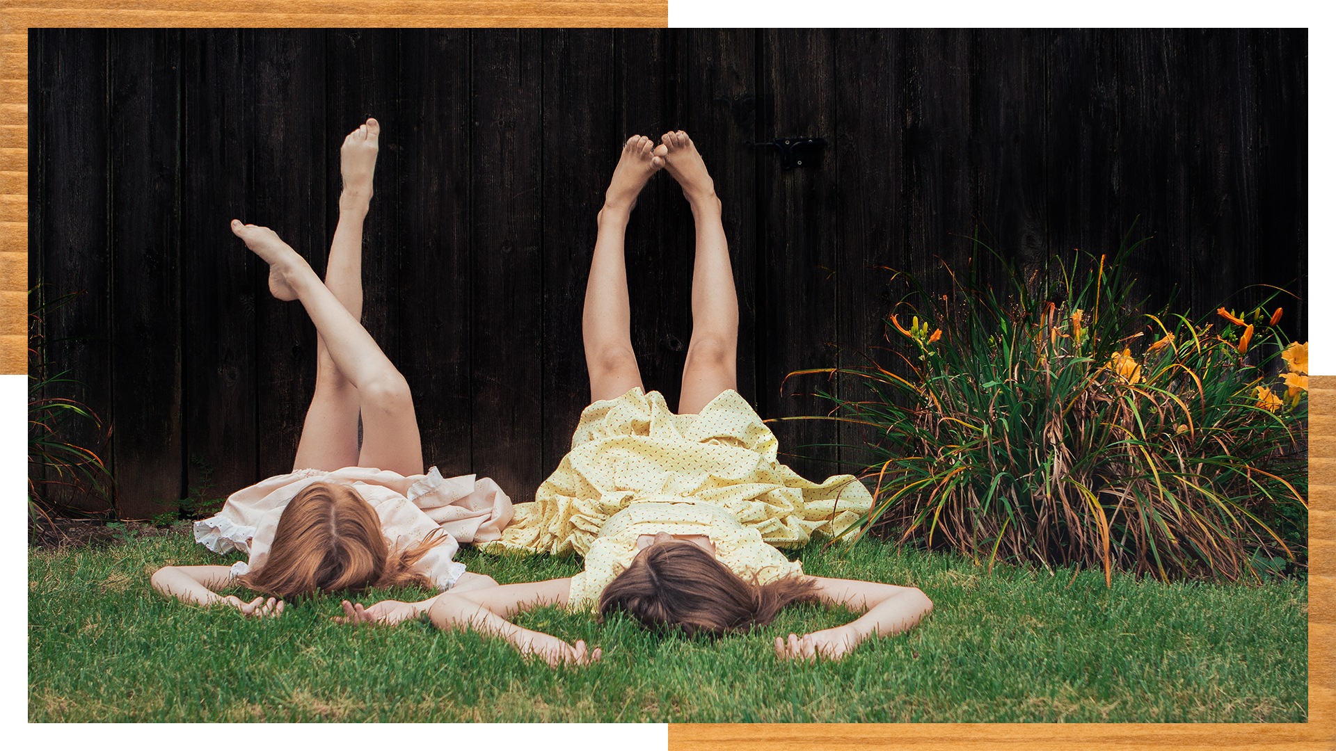 Niñas jugando sobre vaya de jardín