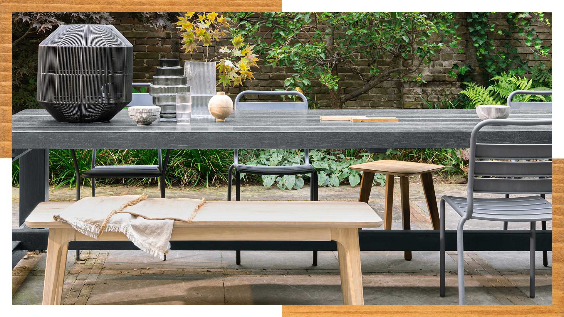 Sala de jantar de jardim com madeira e metal em estilo industrial